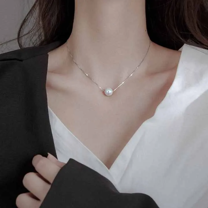 ذات سلسلة من اللؤلؤ الناعمWith a string of soft pearls