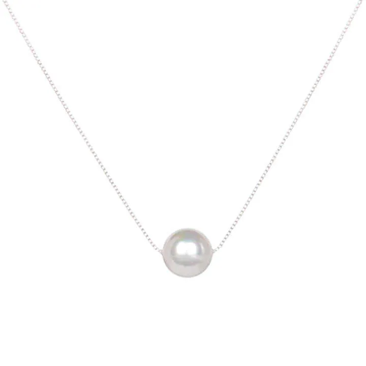 ذات سلسلة من اللؤلؤ الناعمWith a string of soft pearls
