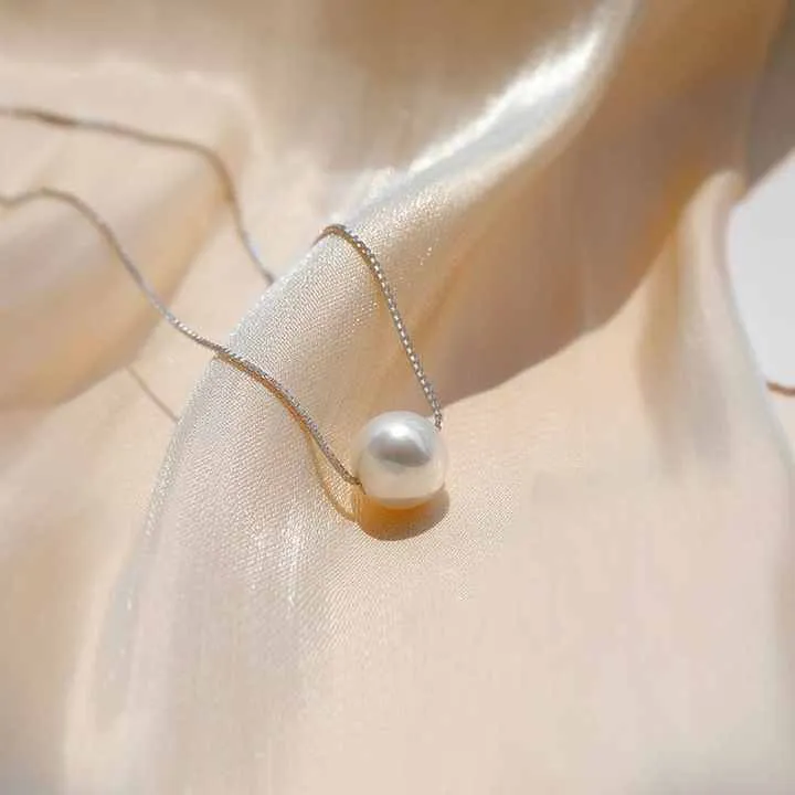 ذات سلسلة من اللؤلؤ الناعمWith a string of soft pearls