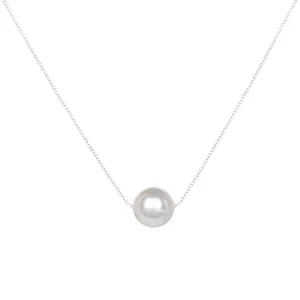 ذات سلسلة من اللؤلؤ الناعمWith a string of soft pearls
